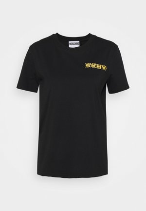 Musta lyhythihainen pyöreäkauluksinen T-paita, jossa keltainen "MOSCHINO"-logo vasemman ylärinnan kohdalla.