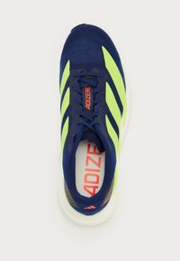 Tengerészeti kék sportcipő fluoreszkáló sárga csíkokkal, hálós felső résszel, párnázott talppal és piros "ADIZERO" felirattal a nyelvén.