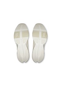 Scarpe da corsa leggere con suola in gomma bianca dalla superficie testurizzata, marchio evidente e un design elegante e aerodinamico.