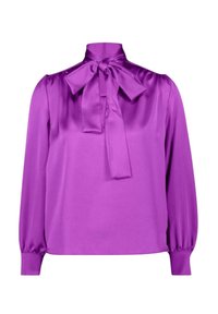 Blusa di raso viola con colletto alto, caratterizzata da un papillon al collo, maniche lunghe e polsini arricciati per un aspetto strutturato.
