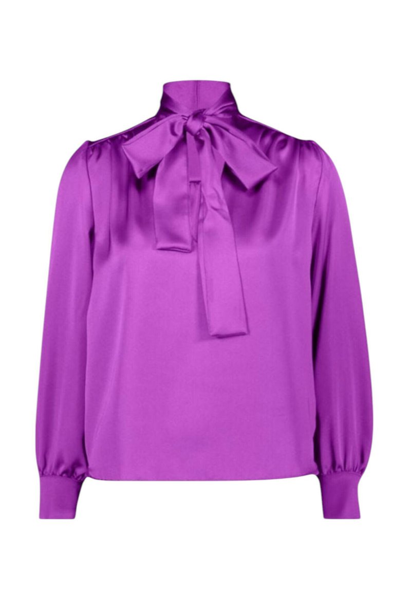 Blusa di raso viola con colletto alto, caratterizzata da un papillon al collo, maniche lunghe e polsini arricciati per un aspetto strutturato.
