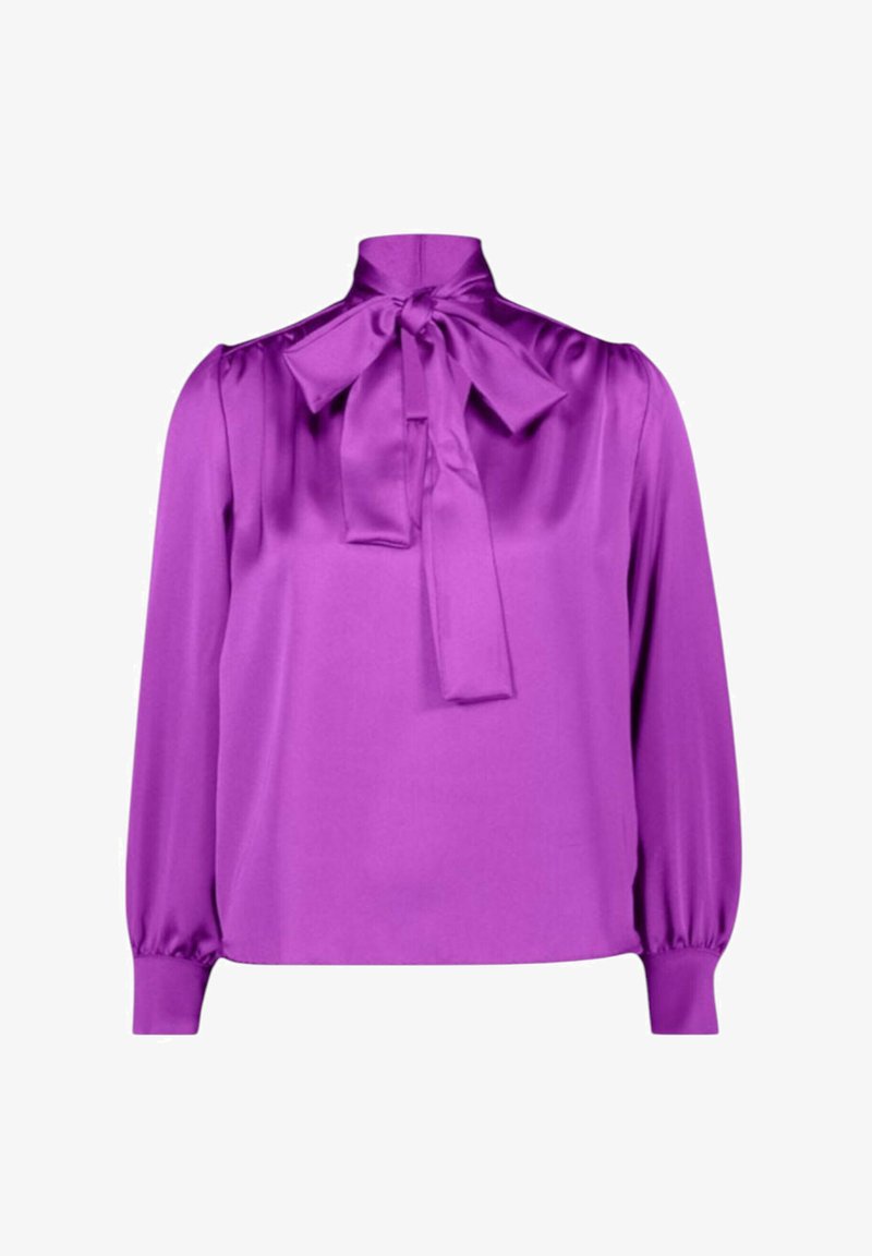 Blusa di raso viola con colletto alto, caratterizzata da un papillon al collo, maniche lunghe e polsini arricciati per un aspetto strutturato.