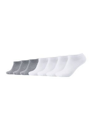 Sept paires de chaussettes basses alignées, trois paires grises suivies de quatre paires blanches, toutes unies et sans motifs.