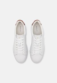 GANT MC JULIEN - Sneaker low - white/cognac