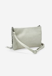 Bolso de mano de imitación cuero gris claro con forma rectangular plana, detalles en cadena plateada y una correa ajustable y desmontable.
