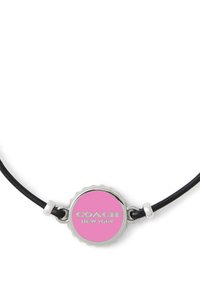 Bracelet en cuir noir avec un pendentif circulaire en argent au centre rose, gravé "COACH NEW YORK", accompagné de petits anneaux en argent.