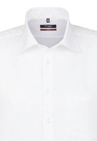 Witte overhemden met een moderne kraag, voorzien van een borstzak en knoopsluiting. Gladde textuur met subtiele glans. Merkenlabel zichtbaar aan de binnenkant.