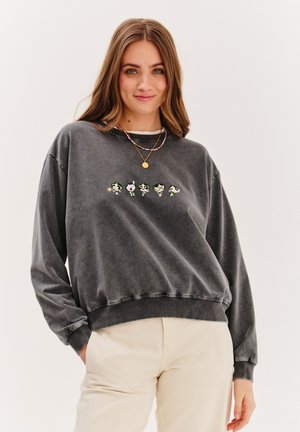 Šedý oversized svetr s pružnými manžetami a spodním lemem, který má na hrudi vyšitý design čtyř kreslených postaviček. Materiál z bavlněné směsi.