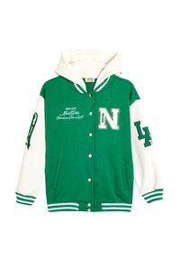 Giacca varsity in misto cotone verde con maniche bianche, cappuccio, due tasche laterali, polsini a coste e stampe decorative, tra cui "New York" e iniziali.