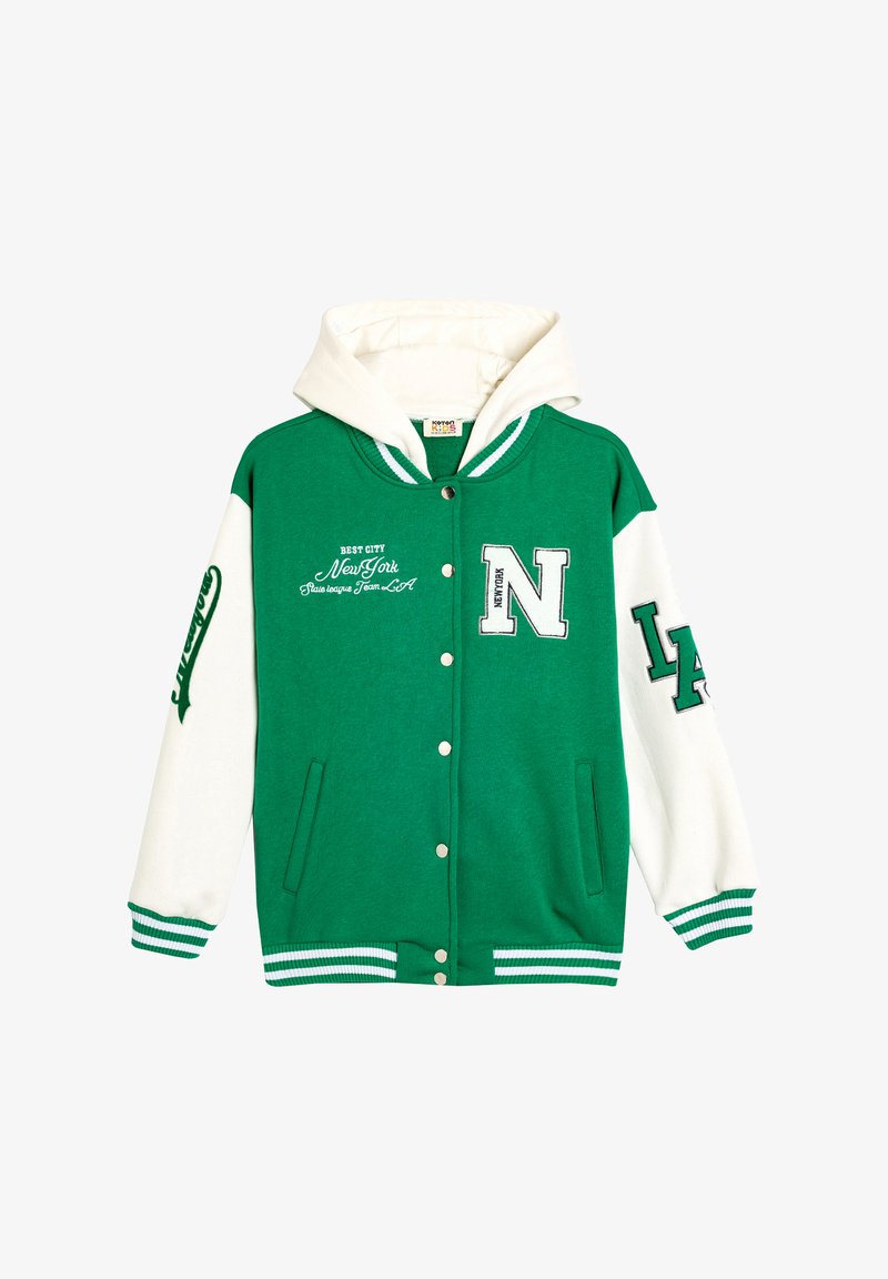 Grøn bomuldsblandet varsityjakke med hvide ærmer, hætte, to sidelommer, ribbede manchetter og dekorative prints, herunder "New York" og initialer.