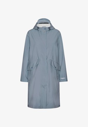 Impermeable largo azul claro con capucha, mangas largas, bolsillos con solapa y botones a presión, y cremallera frontal oculta por una tapeta con botones.