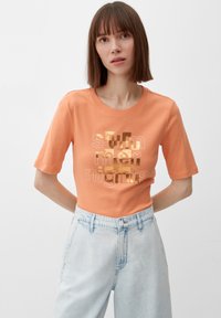 s.Oliver MIT FRONTPRINT - T-shirt print - papaya