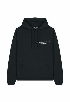 Schwarzer Hoodie mit einer Fronttasche, Kapuze mit Kordelzug und einem weißen Textdesign, das "follow your heart" mit einem Pfeil zeigt. Aus Baumwollmaterial.