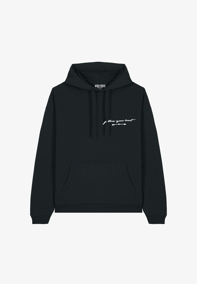 Zwarte hoodie met een voorklep, trekkoord capuchon en een wit tekstontwerp met de tekst "volg je hart" met een pijl. Gemaakt van katoen.