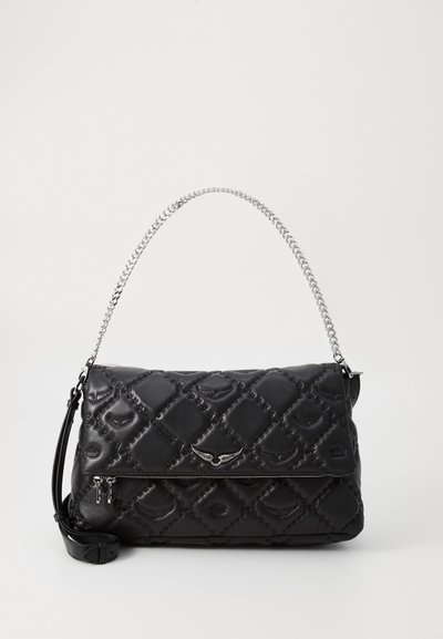 Borsa a mano in pelle nera con design trapuntato, manico in catena argentata e tasca frontale con zip e accento del logo.