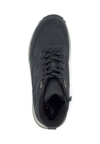 Zwarte hoge sneaker met veters, zijrits, gevoerde kraag en witte zool, van bovenaf bekeken op een witte achtergrond.