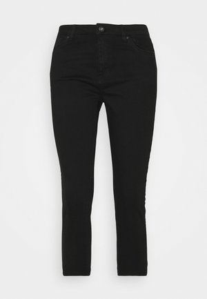 Czarne jeansy slim-fit z przednim guzikiem, szlufkami na pasek i przednimi kieszeniami na białym tle.
