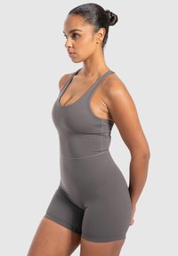 Bodysuit de spandex gris con escote redondeado y tirantes anchos. Presenta un diseño ajustado y piernas cortas, destacando una textura suave.