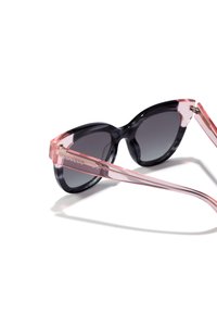 Ochelari de soare tip cat-eye cu rame gri închis și brațe transparente roz. Lentilele reflectorizante oferă un efect de nuanță gradient. Accente texturate pe brațe.