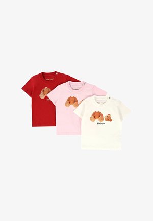 Drie T-shirts met korte mouwen: rood, roze en wit, elk met een teddybeerafbeelding en de tekst "Palm Angels". Zacht katoenen materiaal.