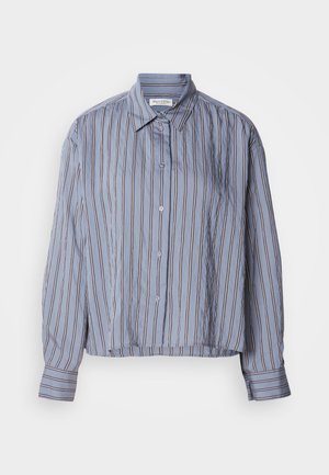 Camisa azul clara, curta, abotoada, com riscas verticais em azul mais escuro e branco, apresenta colarinho e mangas longas com detalhes nos punhos.