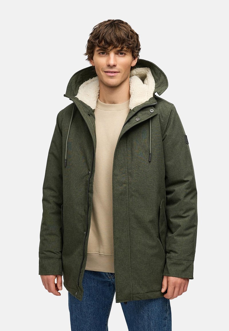 Olívovo zelená parka s kapucňou podšívanou fleece, predným zipsom a patentkami. Má textúrovanú tkaninu a dve bočné vrecká s voľným strihom.