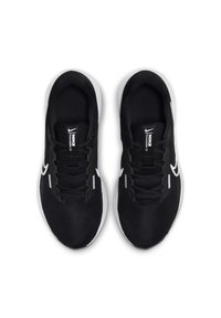 Zapatillas deportivas negras con parte superior de malla, collar acolchado y suela blanca. Presentan cordones negros, logotipo en la lengüeta y acentos blancos en contraste.