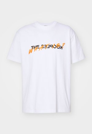 Bijela pamuka majica s kratkim rukavima na kojoj se nalazi tekst "THE KOOKS? ŠTO JE?" u podebljanim crnim i narančastim slovima. Jednostavan dizajn.