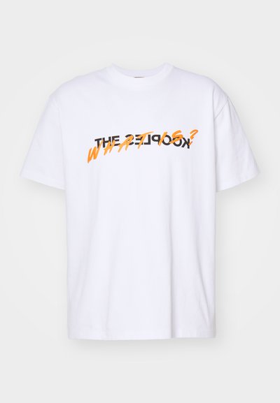 Bílý bavlněný tričko s krátkým rukávem, na kterém je v tučném černém a oranžovém písmu nápis "THE KOOKS? CO TO JE?". Jednoduchý design.