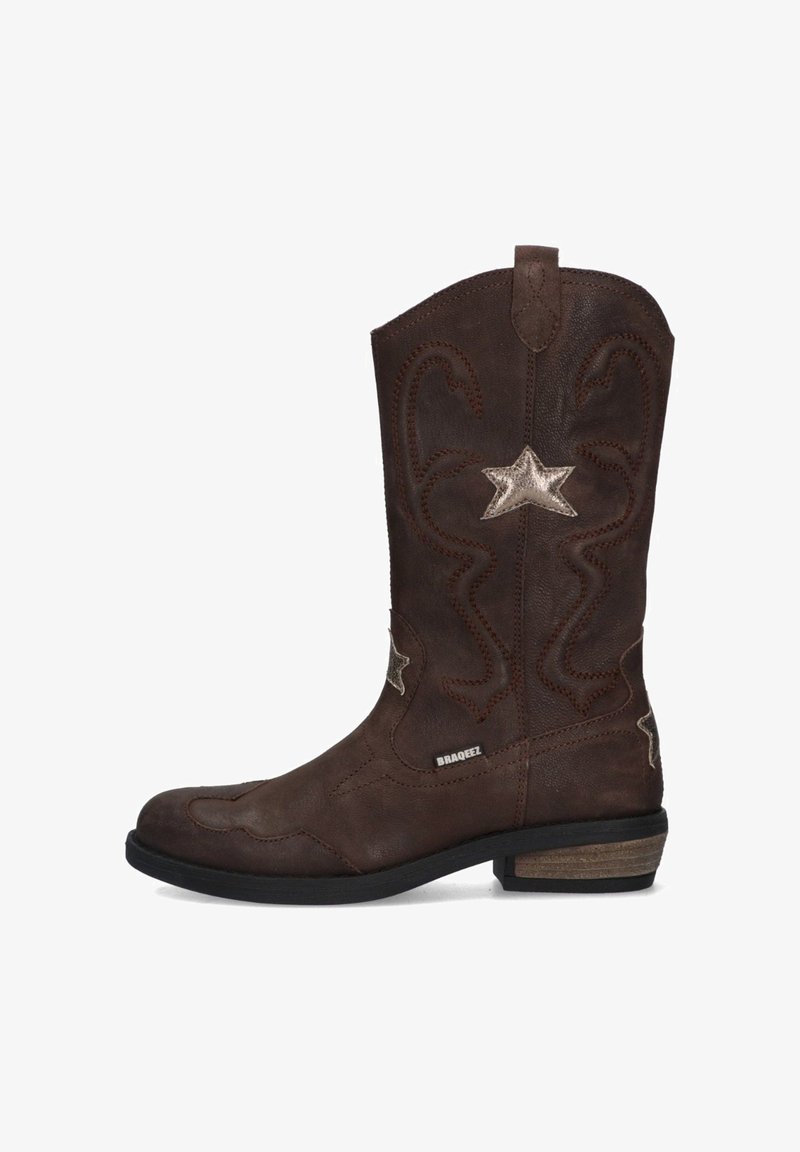 Botte de cowboy en cuir marron avec un embout carré, des coutures décoratives et des accents d'étoiles en argent. Talon légèrement empilé. Logo de la marque visible.