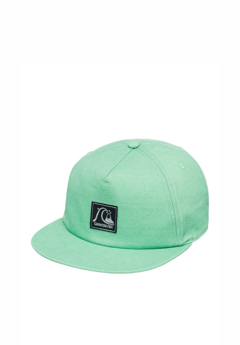 Casquette vert menthe à six panneaux avec une visière plate et un patch logo Quiksilver rectangulaire noir au centre à l'avant.