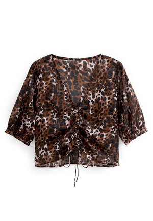 Blouse transparente à imprimé léopard marron et noir, col en V, manches trois-quarts bouffantes et détail froncé avec cordon à l'avant.