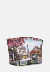 Un astuccio per cosmetici con cerniera che presenta una scena di strada parigina con fiori di ciliegio, la Torre Eiffel e edifici colorati su tessuto rivestito.