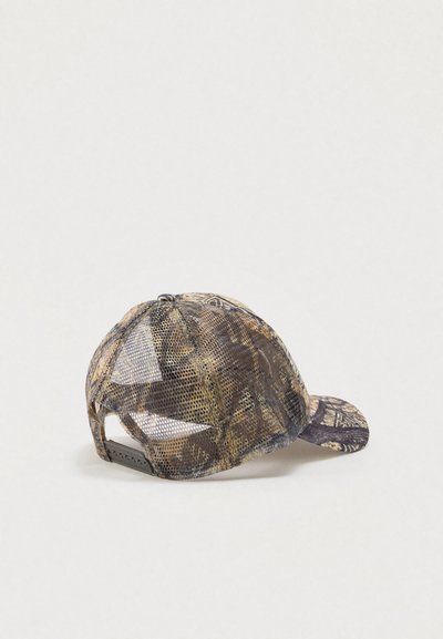 Καμουφλαρισμένο καπέλο μπέιζμπολ με πλέγμα στο πίσω μέρος, καμπύλη γείσο και ύφασμα σε αποχρώσεις καφέ, πράσινου και μαύρου. Ρυθμιζόμενο λουράκι στο πίσω μέρος.