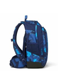 Blauer Camouflage-Rucksack mit gepolsterten Trägern, einer Seitentasche und einem verstärkten Boden. Hergestellt aus strapazierfähigem Stoff mit strukturierten Akzenten.