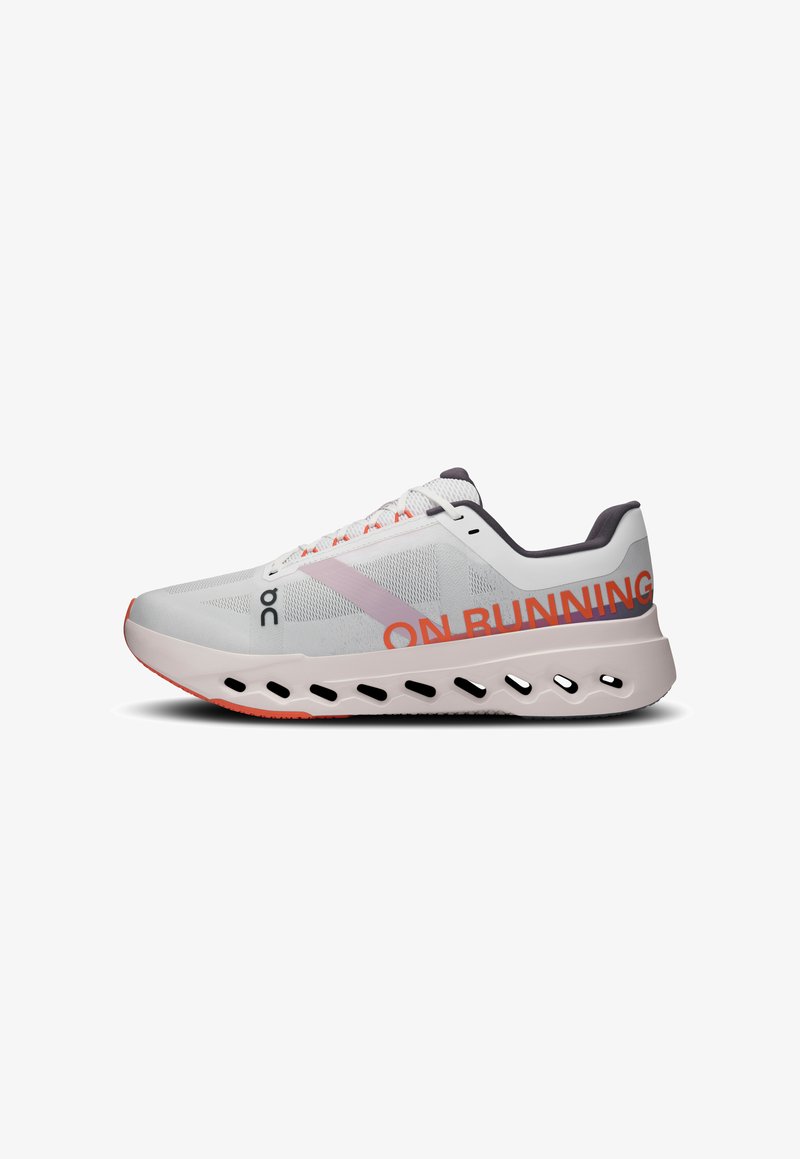Zapatilla de correr ligera en gris, con una parte superior de malla transpirable, acentos en púrpura, un prominente logo de "ON RUNNING" y una suela acolchada con recortes.