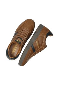 Braune Ledersneaker mit einem leicht braunen und schwarzen Streifenmuster, strukturiertem Gummiuntergrund und klassischem Schnürverschluss.