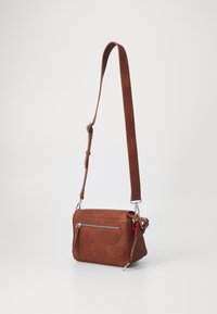 Bolso cruzado de cuero marrón con un acabado texturizado, bolsillo frontal con cremallera y correa ajustable. Presenta detalles en metal.