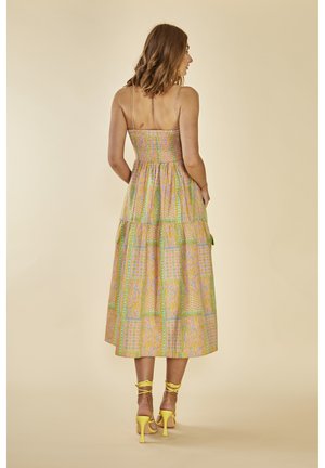 Pitkät, erilaisia tyylisuuntia yhdistelevät auringonlaskuasiat, joissa on värikäs kukkakuosi ja geometrinen kuvio pinkissä, vihreässä ja keltaisessa. Säädettävät ohuet olkaimet ja rypistetty liiviosa.