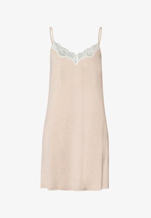 Lichtroze cami-top met dunne bandjes, voorzien van een witte kantafwerking langs de halslijn. Zachte, gladde textuur met een ontspannen vorm.