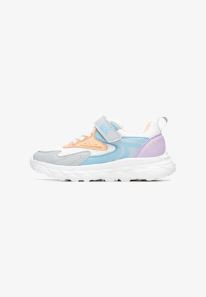 Zapatilla multicolor con parte superior sintética en gris, azul y naranja, detalles texturizados, correa ajustable de velcro y suela blanca gruesa.
