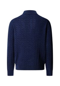 Granatowy sweter dziany z wzorem w warkocze, z prążkowanym kołnierzem, mankietami i dolnym brzegiem. Miękka tekstura z luźnym krojem. Pokazany widok z tyłu.