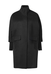 Cappotto nero in misto lana con colletto alto a coste, spalle scese, due tasche frontali e dettagli a maglia a coste sui polsini.