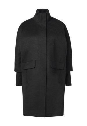 Cappotto nero in misto lana con colletto alto a coste, spalle scese, due tasche frontali e dettagli a maglia a coste sui polsini.