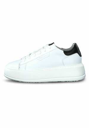 Weiße Ledersneaker mit einer erhöhten Plattformsohle, schwarzem Fersenakzent und flachen Schnürsenkeln. Glatte Textur und minimalistisches Design.