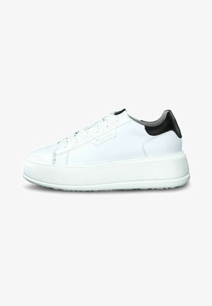 Weiße Ledersneaker mit einer erhöhten Plattformsohle, schwarzem Fersenakzent und flachen Schnürsenkeln. Glatte Textur und minimalistisches Design.