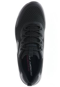 Zapatilla deportiva negra con parte superior de malla, cordones elásticos, cuello acolchado y plantilla de espuma viscoelástica. Presenta un diseño de suela curva y ligera.