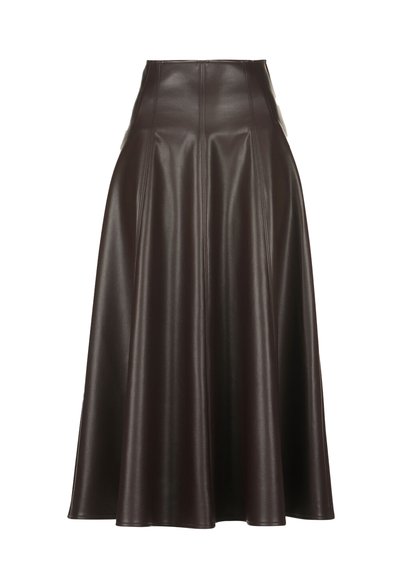 Falda midi de cuero sintético marrón con una cinturilla ajustada, dobladillo acampanado y detalles de costura vertical, con un acabado suave y brillante.
