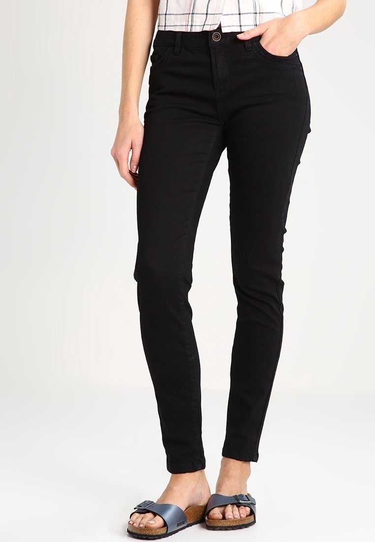 Zwarte skinny jeans met een hoge taille, gemaakt van denim. Kenmerken zijn onder andere een sluiting met een knoop aan de voorkant en zijzakken, aangevuld met platte sandalen.
