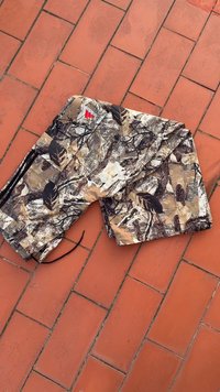 Παντελόνια παραλλαγής σε αποχρώσεις του καφέ και μπεζ, με μοτίβο φύλλων, κορδόνι και τσέπες στα πλάγια.